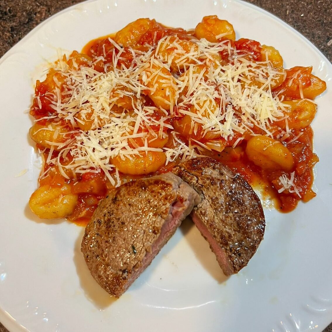 Medalhão de Filé com Gnocchi ao Pomodoro (2 pessoas) 1 Medalhão de Filé com Gnocchi ao Pomodoro (2 pessoas)