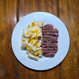 Bife Ancho com Rigatoni ao Molho de Queijo Brie e Damascos (2 pessoas)