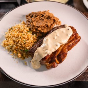 Steak au Poivre com Purê de Alho Negro e Farofa Cítrica (2 pessoas)
