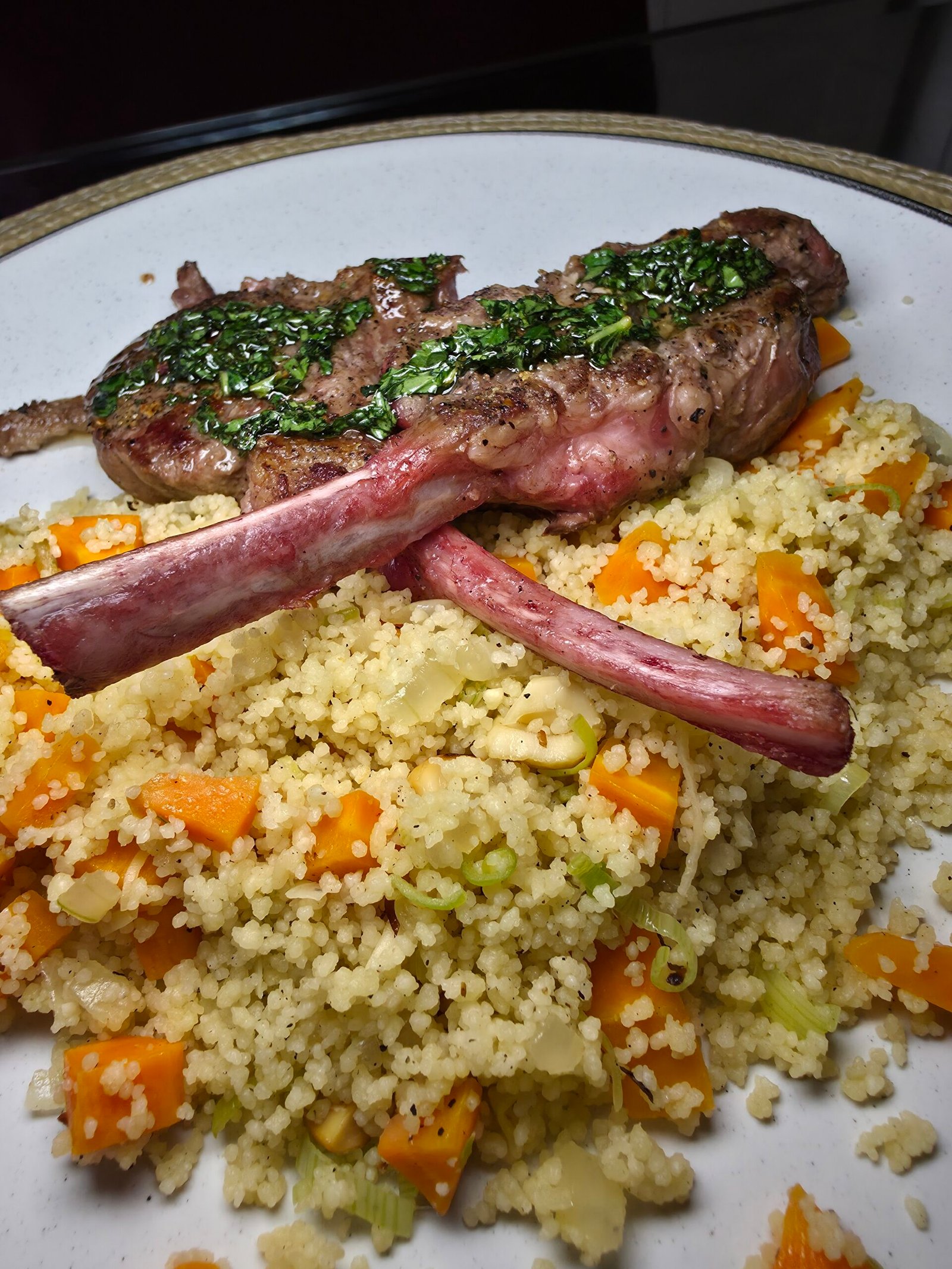 Carré de cordeiro com couscous marroquino (2 pessoas) 2 Carré de cordeiro com couscous marroquino (2 pessoas) - Imagem 2