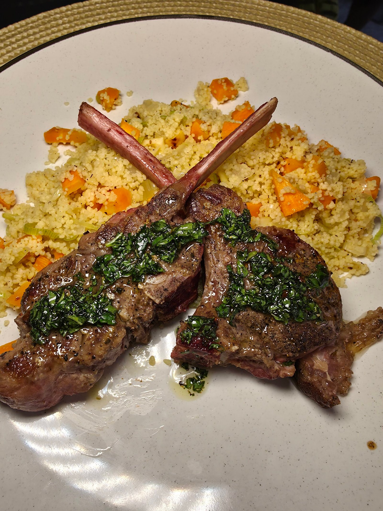 Carré de cordeiro com couscous marroquino (2 pessoas) 1 Carré de cordeiro com couscous marroquino (2 pessoas)