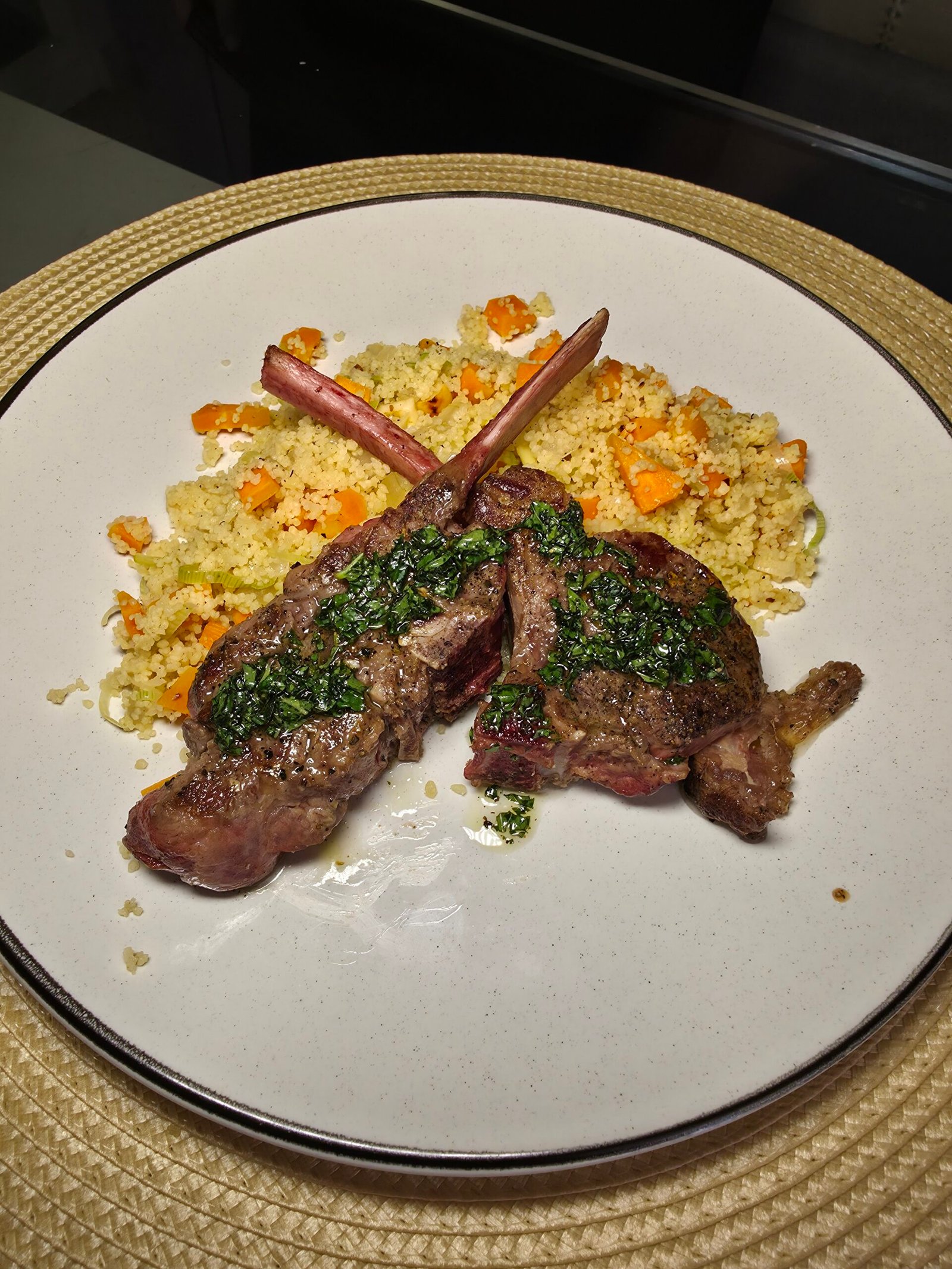Carré de cordeiro com couscous marroquino (2 pessoas) 3 Carré de cordeiro com couscous marroquino (2 pessoas) - Imagem 3